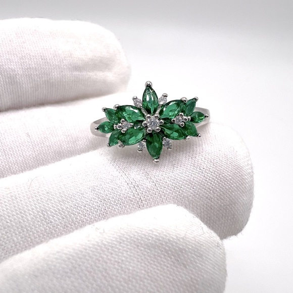 .925 Sterling Silver Rhodium Plated Green Cz Flower Ring - Picture 4 of 17